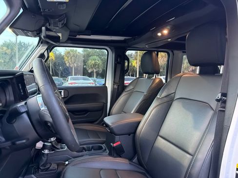 Used 2025 Jeep Wrangler Unlimited Sahara AWD/4WD image 6