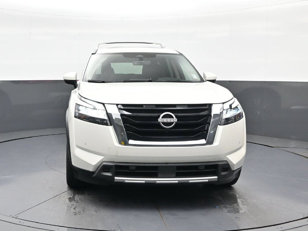 Used 2024 Nissan Pathfinder Platinum FWD image 3