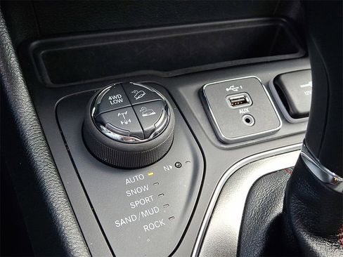 Used 2021 Jeep Cherokee Trailhawk w/ Technology Group image 27