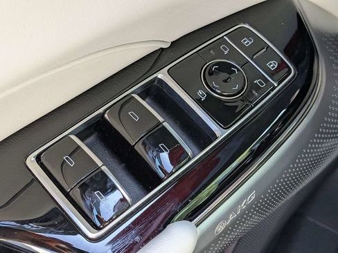 Certified 2024 Cadillac Lyriq Luxury AWD/4WD image 22