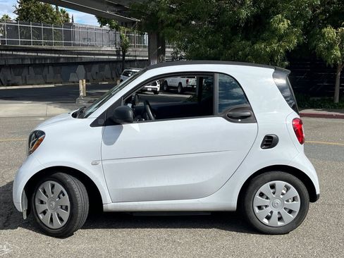 Used 2019 smart fortwo electric drive RWD image 2