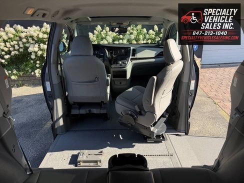 Used 2016 Toyota Sienna XLE FWD image 29