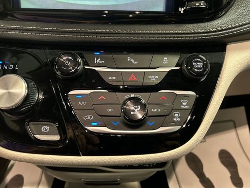 Used 2024 Chrysler Pacifica Select image 19