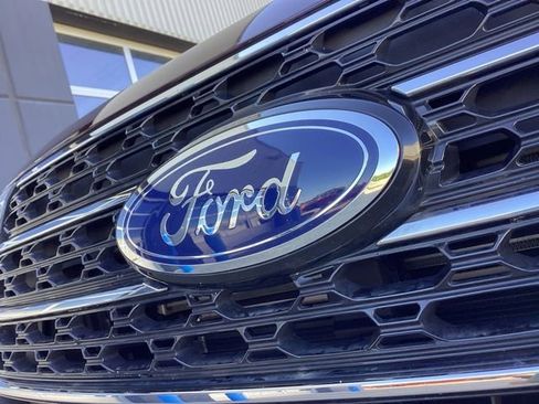 Used 2022 Ford Explorer XLT w/ Equipment Group 202A AWD/4WD image 4