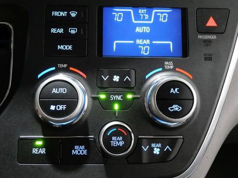 Used 2018 Toyota Sienna LE FWD image 17