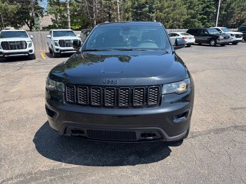 Used 2019 Jeep Grand Cherokee Laredo AWD/4WD image 3