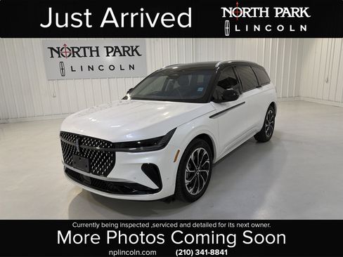 Used 2024 Lincoln Nautilus Reserve image 1