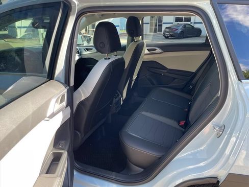 New 2026 Volkswagen Taos SE FWD image 9