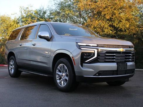 Used 2025 Chevrolet Suburban Premier image 7