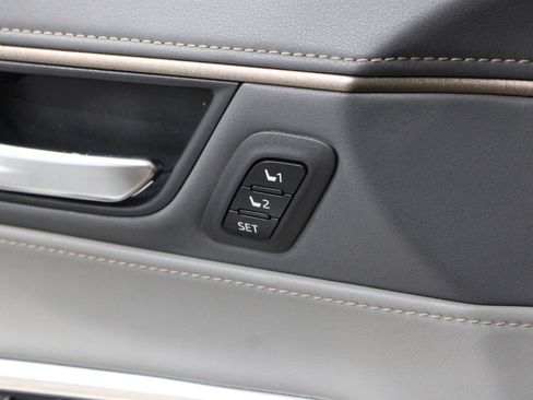 Used 2021 Toyota Venza Limited image 8