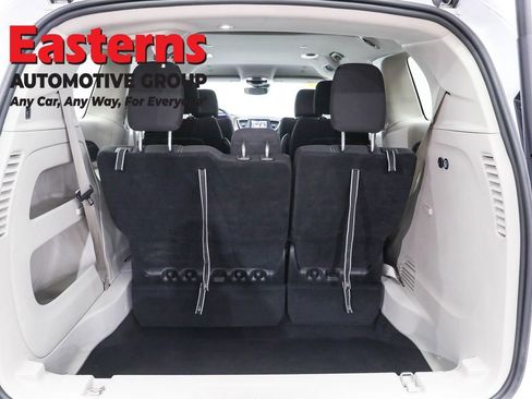 Used 2023 Chrysler Voyager LX image 9