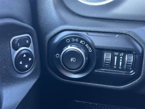 Used 2020 Jeep Wrangler Unlimited Sahara w/ Uconnect 4C Nav & Sound Group image 18