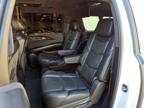 Used 2018 Cadillac Escalade ESV Platinum image 34