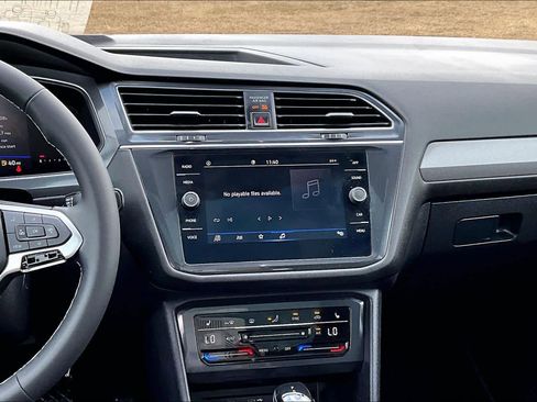 Used 2023 Volkswagen Tiguan SE w/ Panoramic Sunroof Package image 6