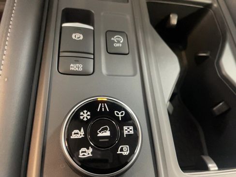 Used 2025 Nissan Pathfinder S image 13