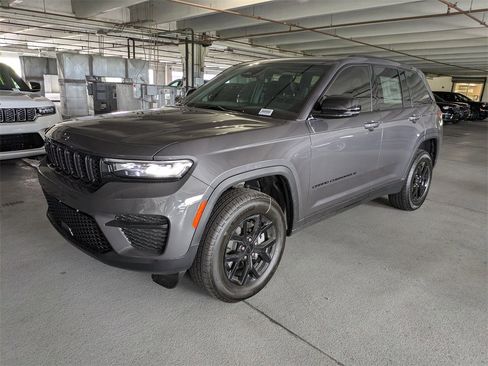 New 2025 Jeep Grand Cherokee Altitude image 9