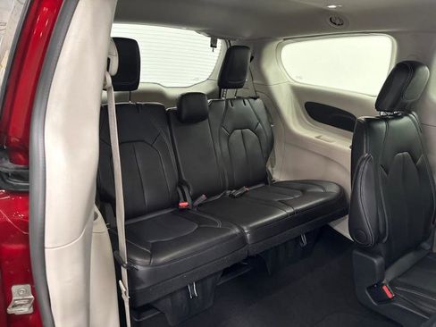 Used 2024 Chrysler Pacifica Touring-L image 79