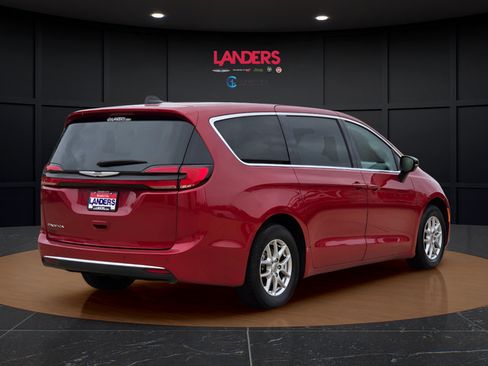Used 2024 Chrysler Pacifica Touring-L FWD image 4