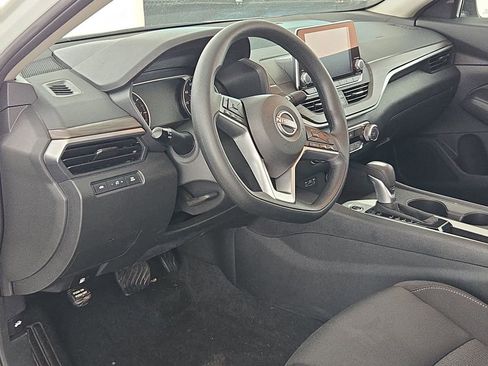 Used 2025 Nissan Altima 2.5 SV FWD image 16