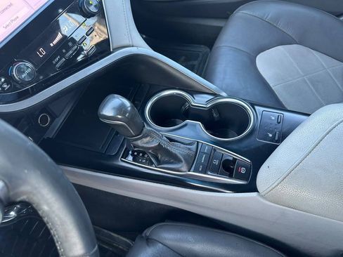 Used 2018 Toyota Camry XLE FWD image 19