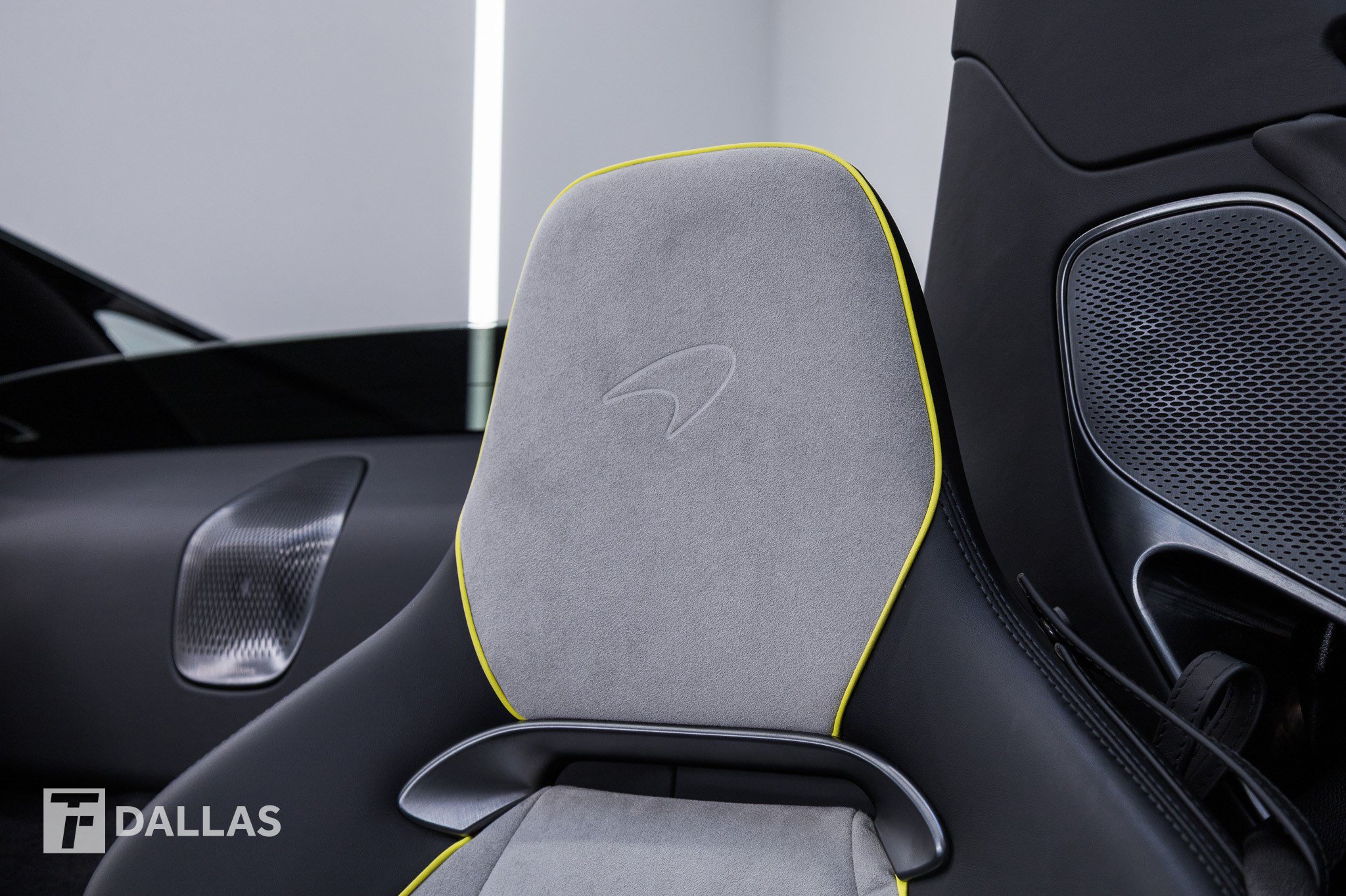 Used 2025 McLaren Artura Spider RWD image 22