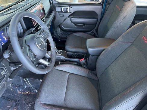 Used 2025 Jeep Gladiator Rubicon w/ Convenience Group image 18