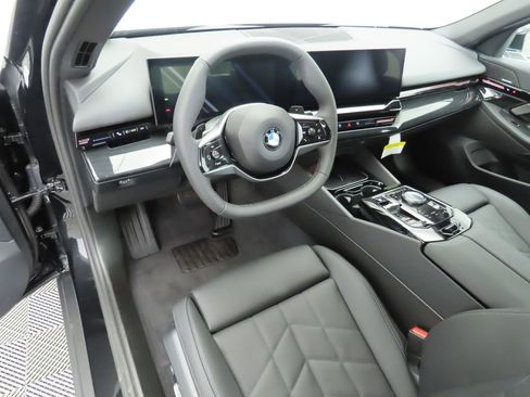 Certified 2025 BMW 530i image 9