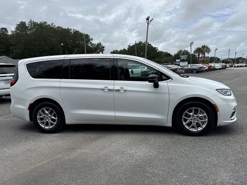 Used 2025 Chrysler Pacifica Select FWD image 6