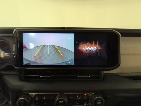 Certified 2025 Jeep Wrangler Unlimited Sahara w/ Safety Group AWD/4WD image 19