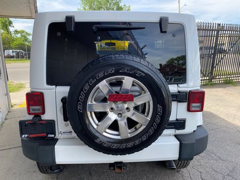 Used 2015 Jeep Wrangler Unlimited Sahara w/ Mopar Chrome Edition Group AWD/4WD image 7