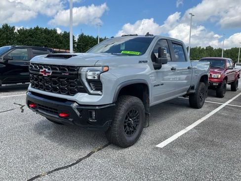 Used 2024 Chevrolet Silverado 2500 ZR2 w/ Technology Package AWD/4WD image 3