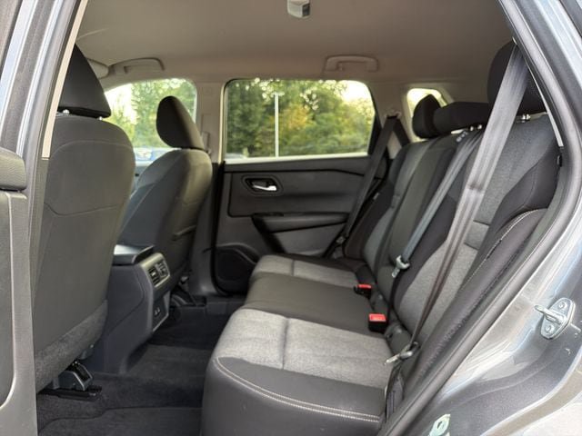 Used 2025 Nissan Rogue SV AWD/4WD image 13