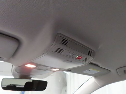 Used 2025 Volkswagen Taos SE image 22