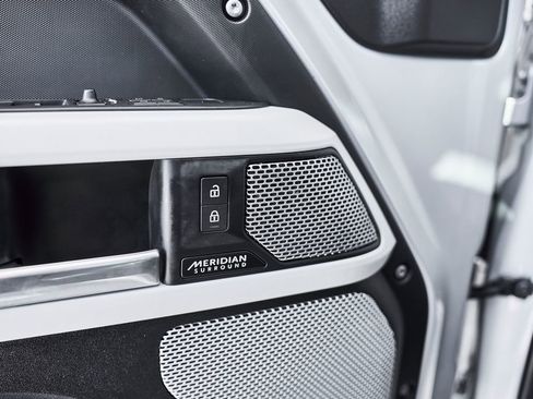 Used 2023 Land Rover Defender 130 X-Dynamic SE image 15