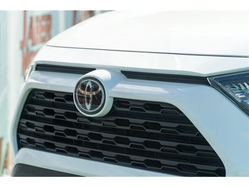 Used 2019 Toyota RAV4 LE FWD image 17