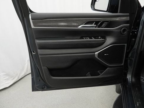 Used 2022 Jeep Wagoneer Series III w/ Flexible Seating Group image 37