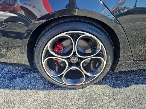 Used 2024 Alfa Romeo Giulia image 5