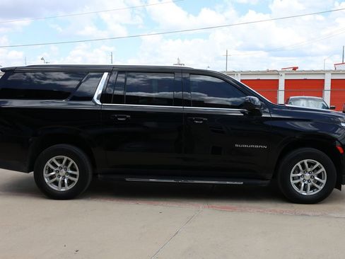 Used 2023 Chevrolet Suburban LT RWD image 4
