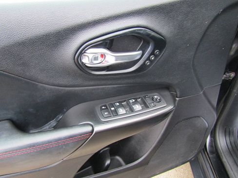 Used 2021 Jeep Cherokee Trailhawk AWD/4WD image 9