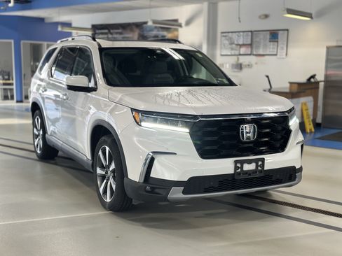 Used 2023 Honda Pilot Elite image 3