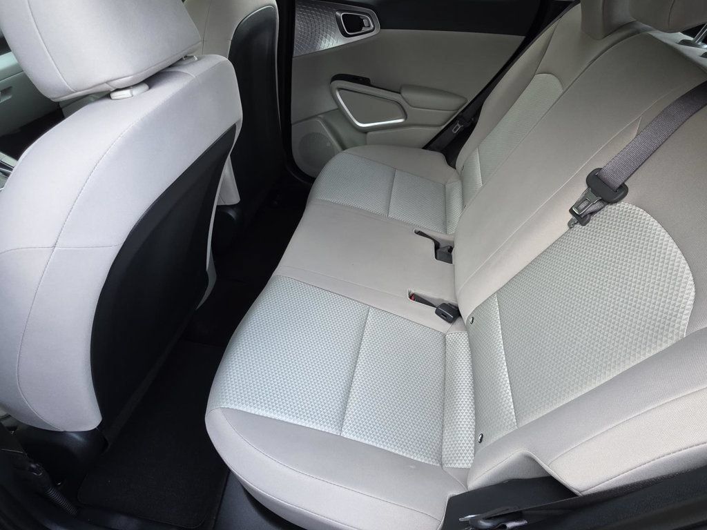 Used 2023 Kia Soul LX w/ LX Technology Package FWD image 8