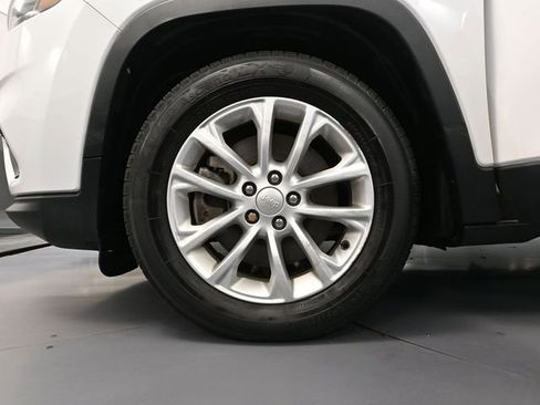 Used 2019 Jeep Cherokee Latitude w/ Popular Appearance Group image 17