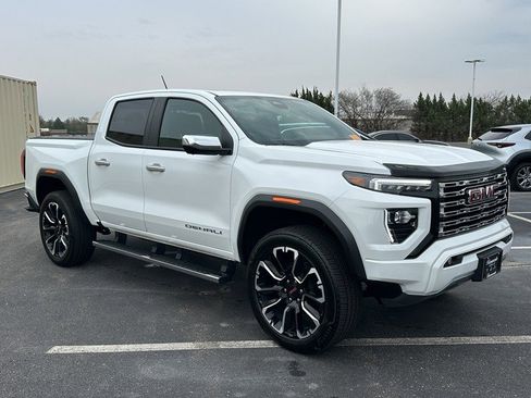 Used 2025 GMC Canyon Denali image 3