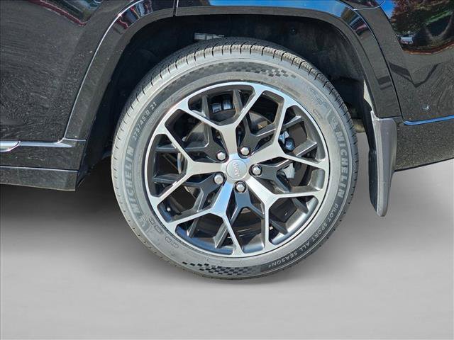 Used 2022 Jeep Grand Cherokee Summit AWD/4WD image 9
