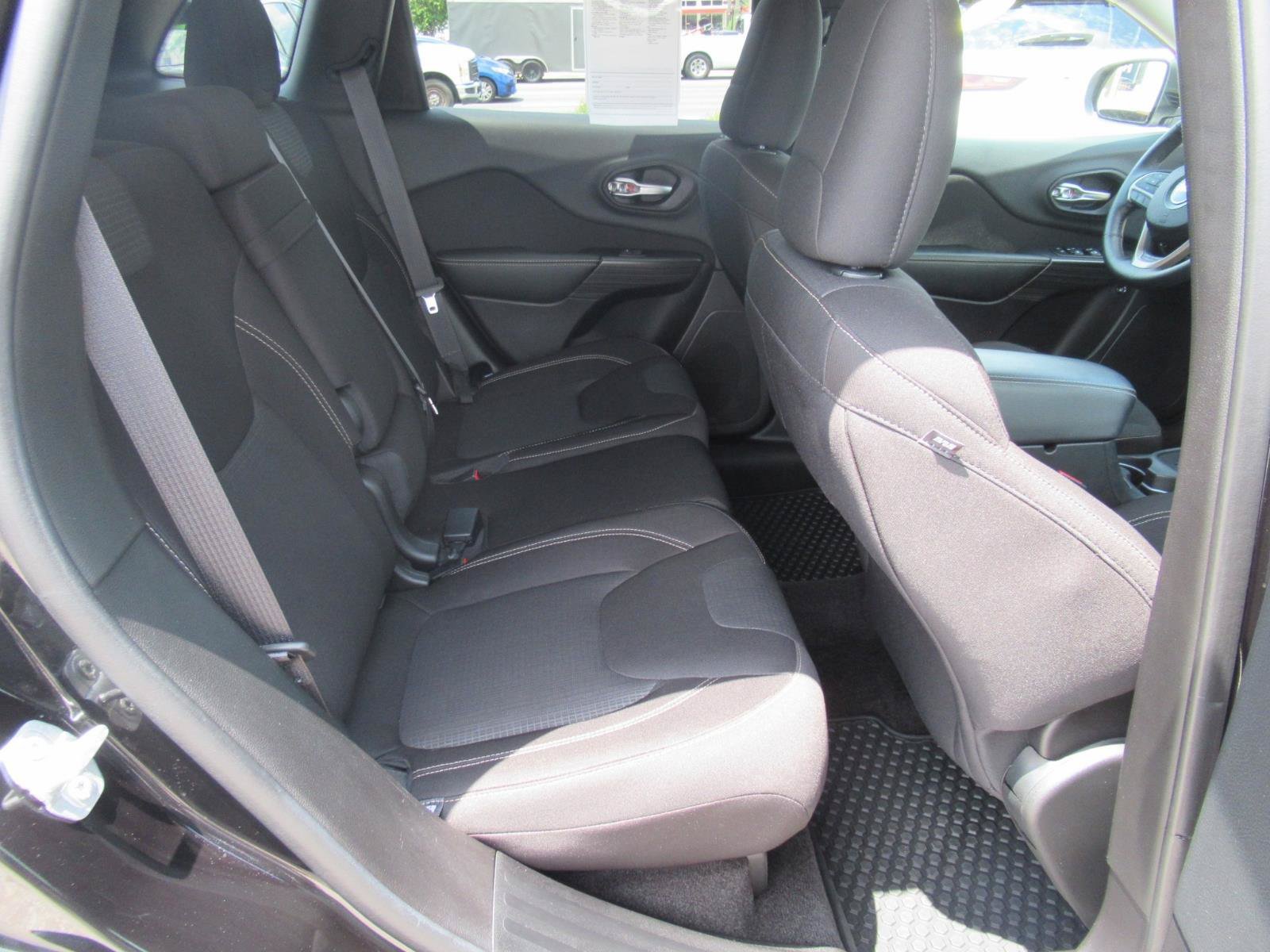 Used 2015 Jeep Cherokee Latitude w/ Cold Weather Group AWD/4WD image 32