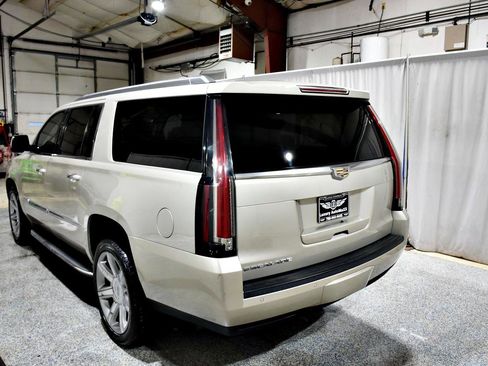 Used 2016 Cadillac Escalade ESV Luxury image 4
