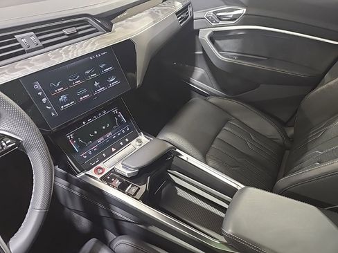 Used 2022 Audi e-tron S Premium Plus image 11