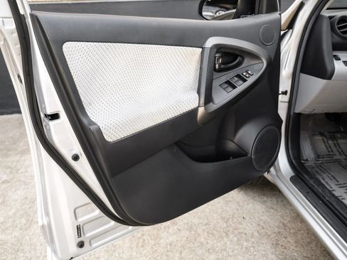 Used 2014 Toyota RAV4 EV FWD image 39