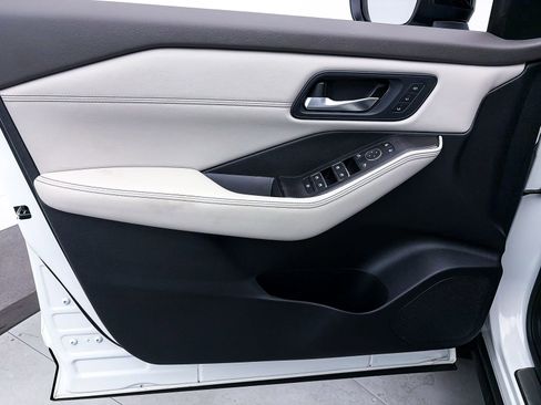 Used 2023 Nissan Rogue SL w/ SL Premium Package image 17