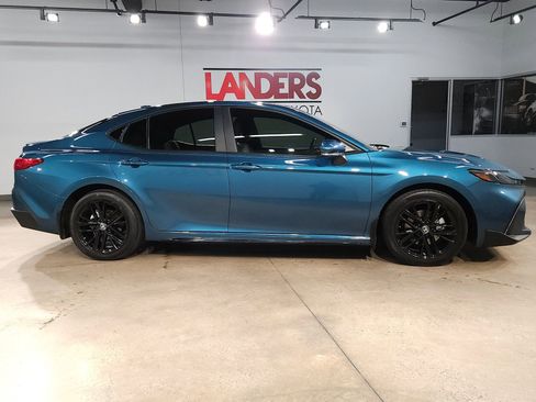 Used 2025 Toyota Camry SE image 8